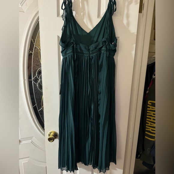 Lulus: Emerald Green Tie-Strap Pleated Midi Dress - Picture 5 of 10